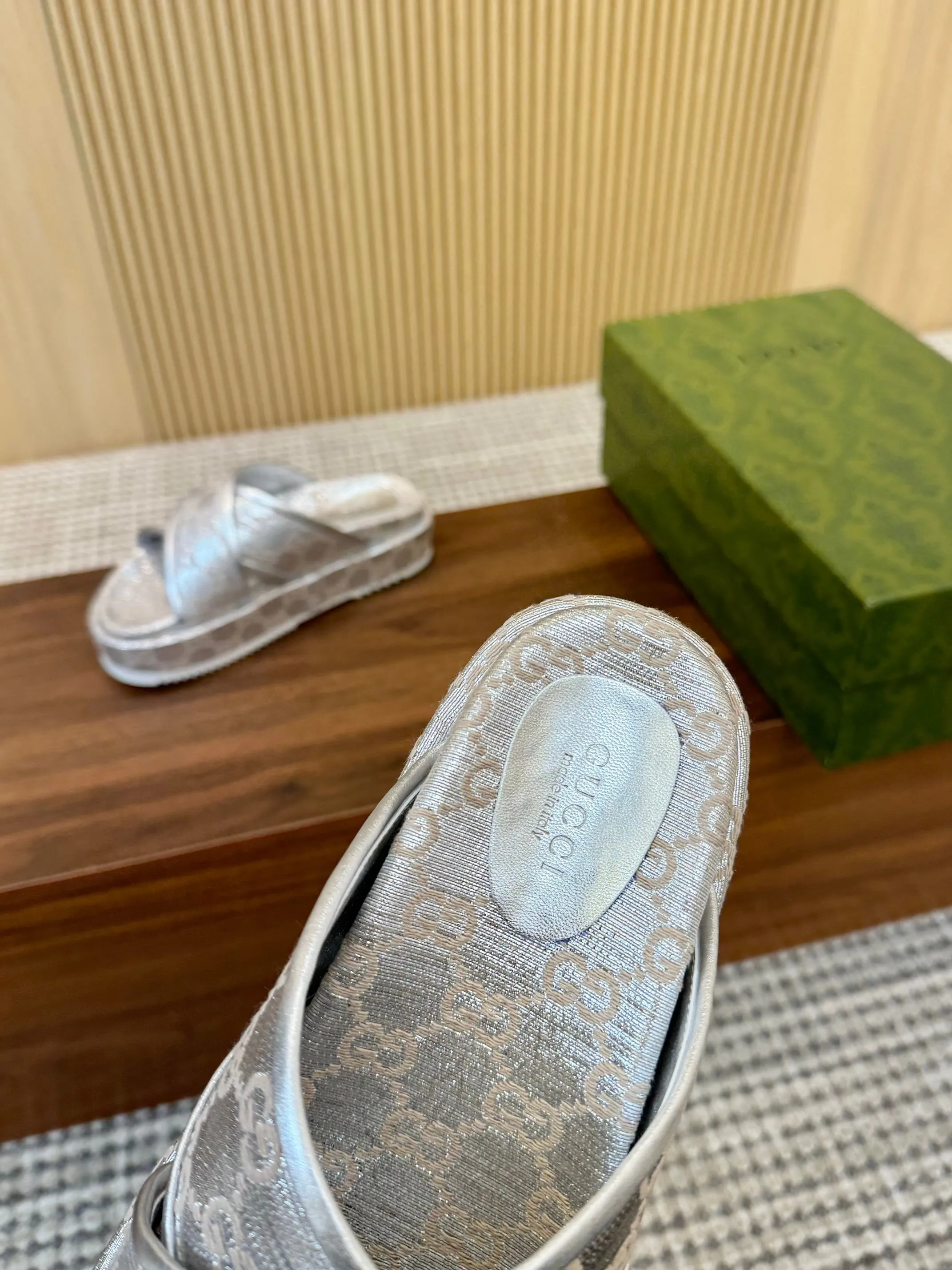👟👟Ex-factory price 400👟👟 Shipped all year round, Gucci's latest limited edition thick-soled slippers. Top quality for sale. Purchase genuine product for development. The material and workmanship are consistent with the original. Upper: original special printing process. Lining: dyed sheepskin. Outsole: Italian private model outsole. Size: 35-43M standard size. 41, 42, 43 are also customized and cannot be returned. Sole thickness: 5.5cm. Forefoot 4cm.